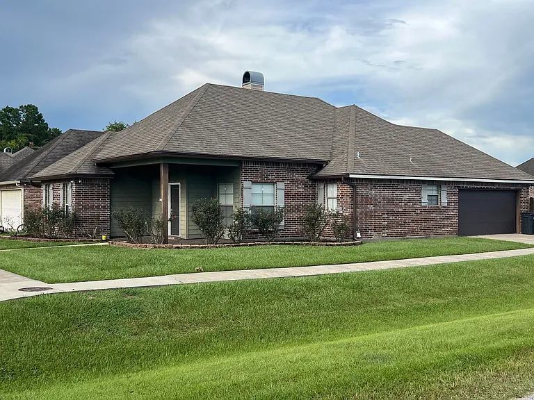 114 Colchester Dr — Photo 2