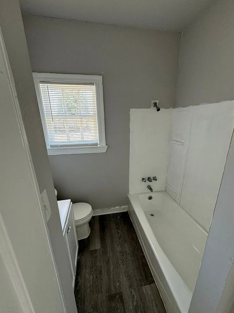 1142 Lyle St — Photo 3