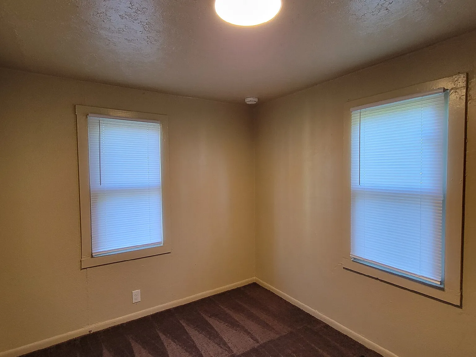 3 bed, 1.0 bath, $975 — Photo 2