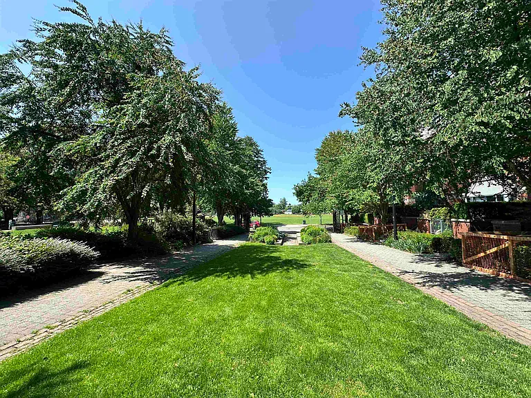 2688 Vine St — Photo 10