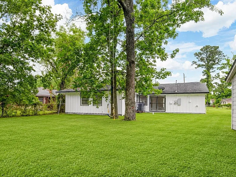 7329 Gleason Rd — Photo 25