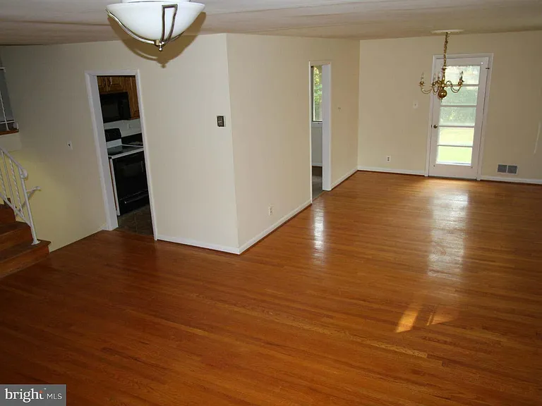 1103 Roberta Ct — Photo 6