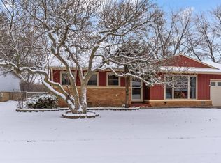 37 Wildwood Rd, Elk Grove Village, IL 60007