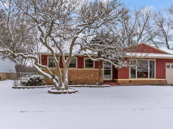 37 Wildwood Rd, Elk Grove Village, IL 60007