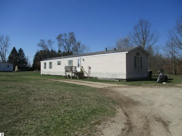 891 & 885 N Warner Rd, Sumner, MI 48889