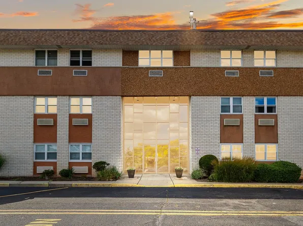 1111 River Road image 2 of 32