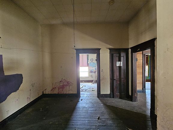 5th image of 135 E Locust Street