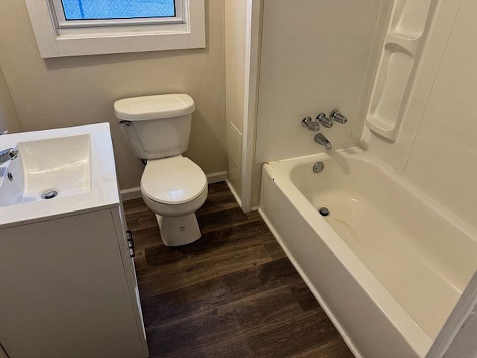 2nd image of 104A Charles St
