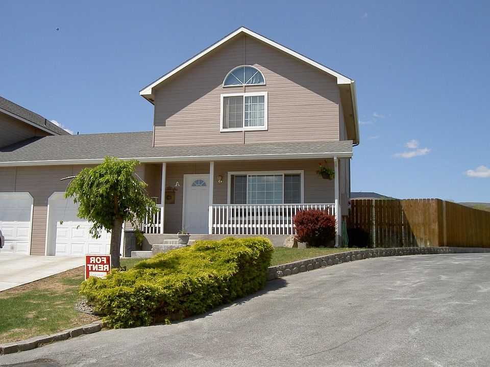 Enter into the front with large porch views of the mountains
