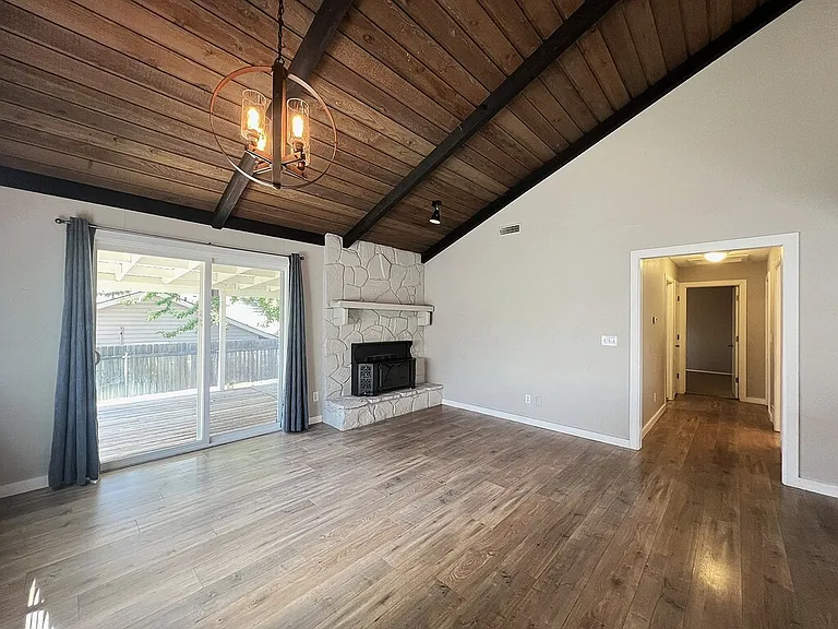 737 N Beachwood St — Photo 10
