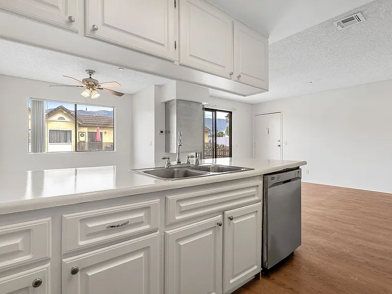 Monrovia Villas Apartments — Photo 16
