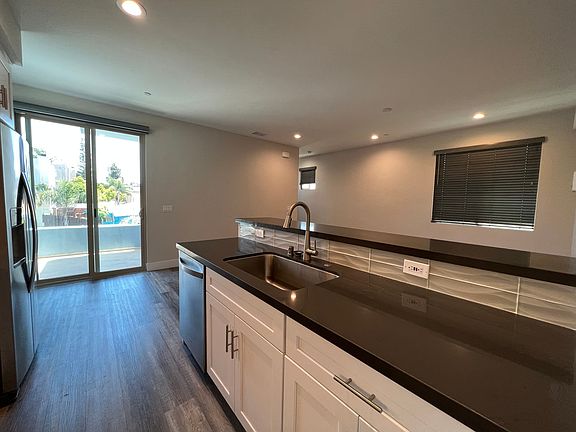 4th image of 1420 Pacific Beach Dr Unit 1