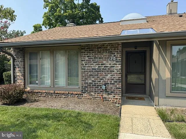 213 Uxbridge — Photo 1