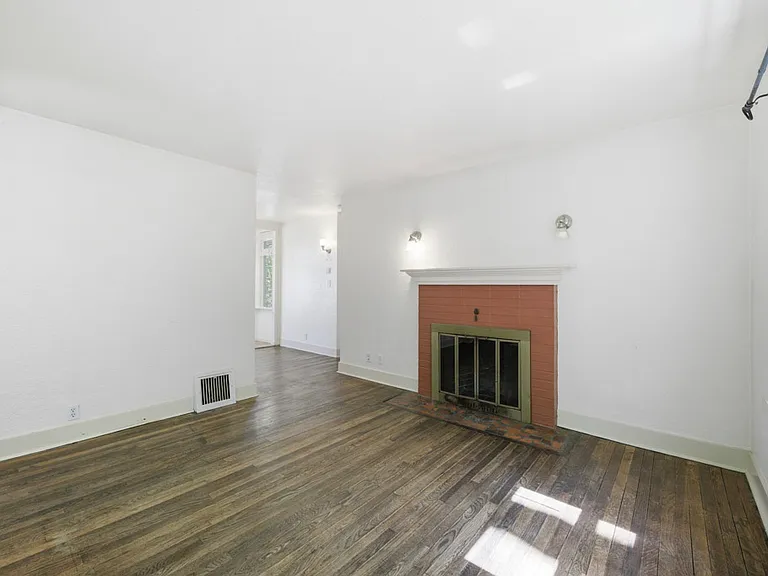 940 NE B St — Photo 3
