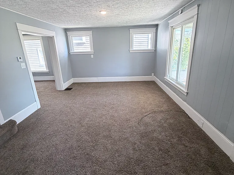 947 High Ave NW — Photo 3