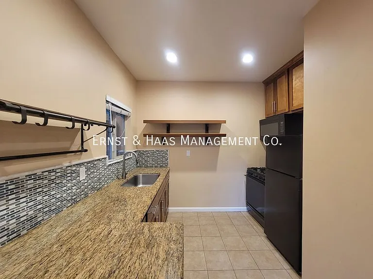 930 E Broadway — Photo 4