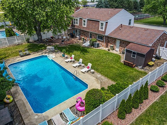 5th image of 7 Rockne Dr