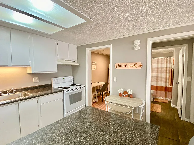 Bentwood Apartments — Photo 24