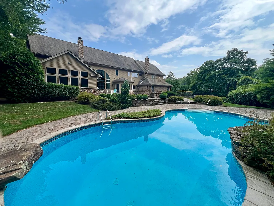 32 Topland Rd
