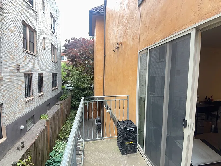 Carmona Court — Photo 8