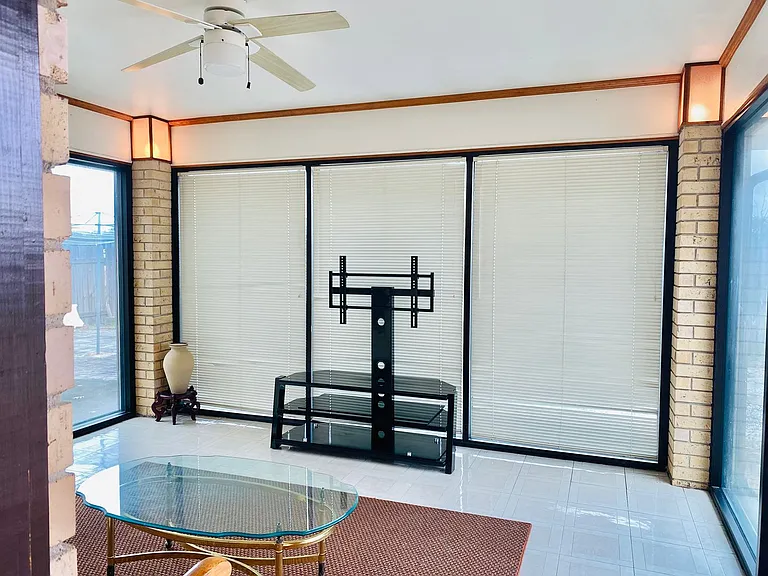 114 Saint Nicholas Dr — Photo 10