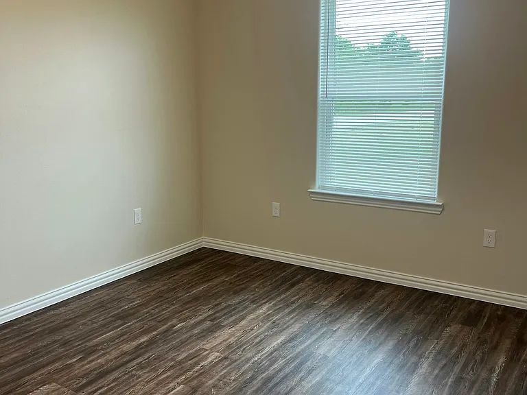 501 Honeysuckle Ln — Photo 7