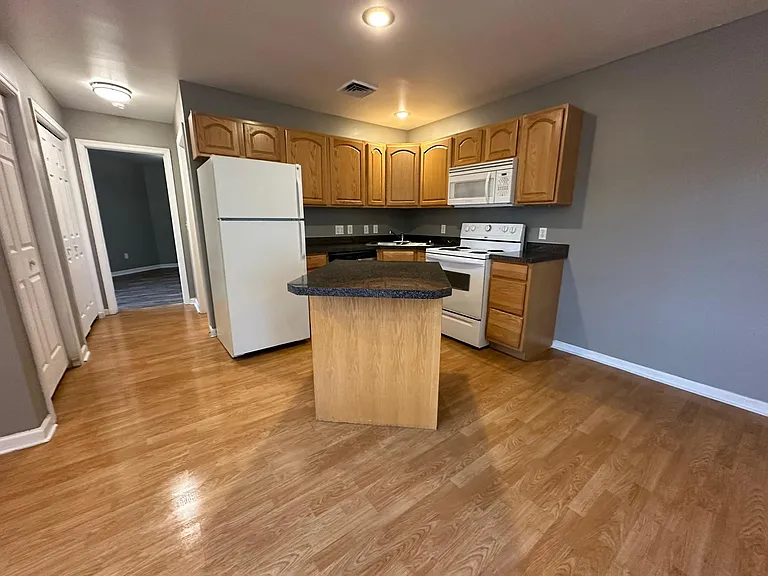 350 Boyers Ave #101 — Photo 6