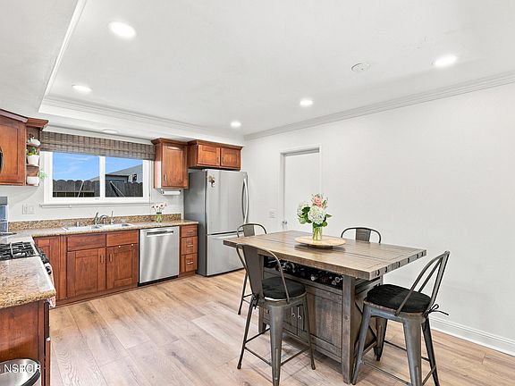 5th image of 313 Amherst Pl