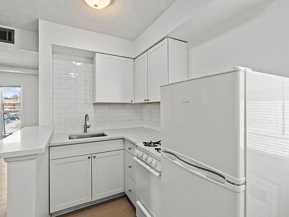 3rd image of 695 Riverview Dr