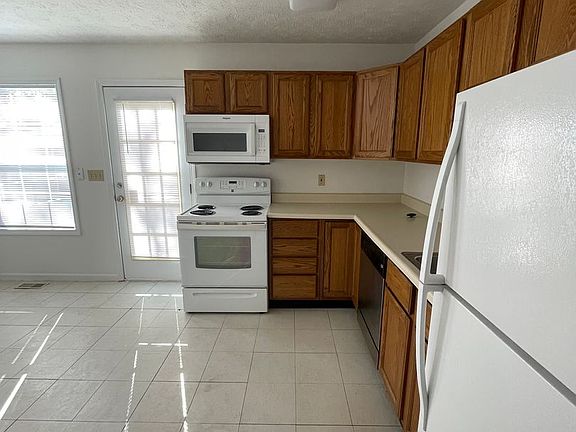 4th image of 3616-3618 Thornhill Cir E