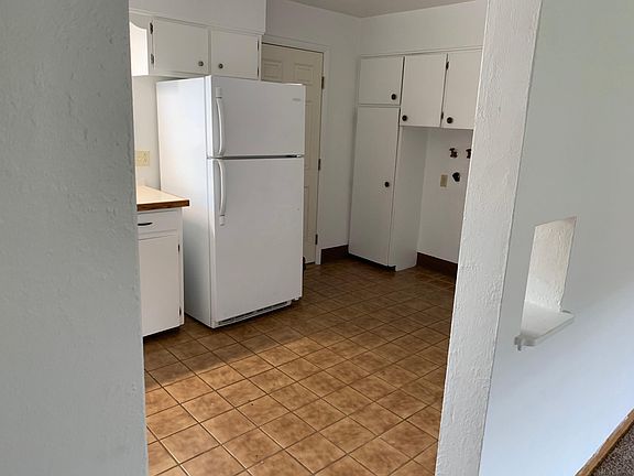 Large kitchen with Washer Dryer Hookups