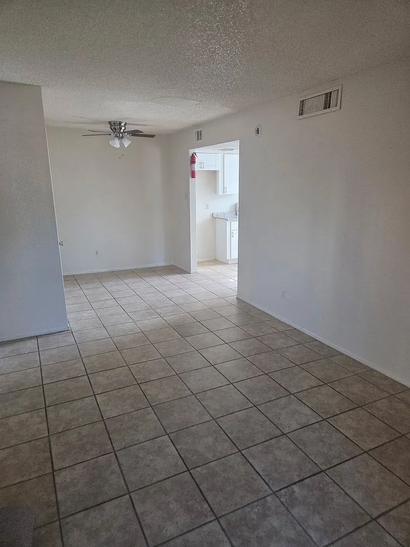 9618 N 5th Unit 4 — Photo 1