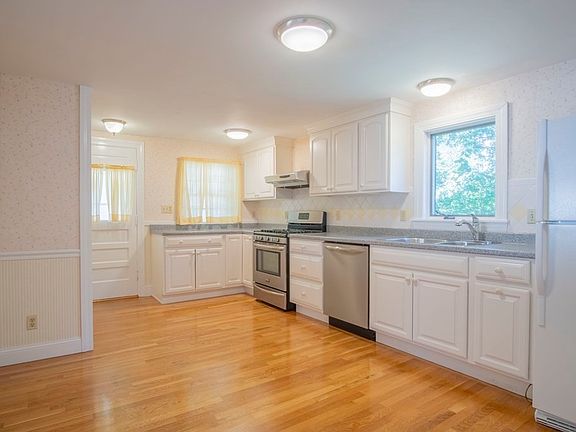 3rd image of 323 Lowell St