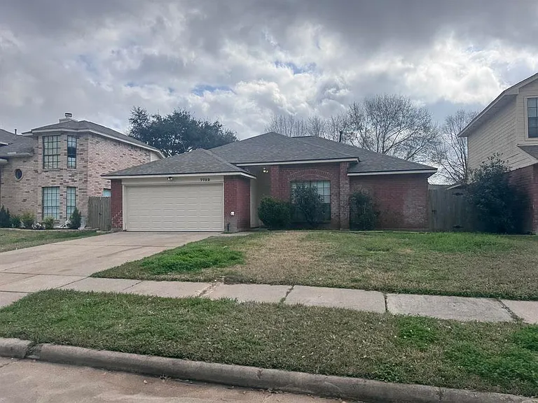 7722 Covington Dr — Photo 2