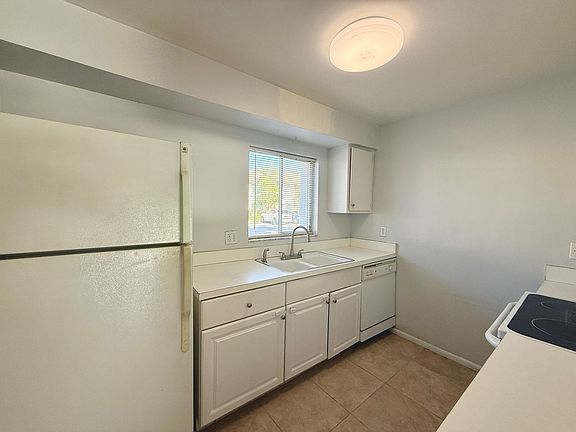 5th image of 2744 Hidden Lake Blvd Unit B