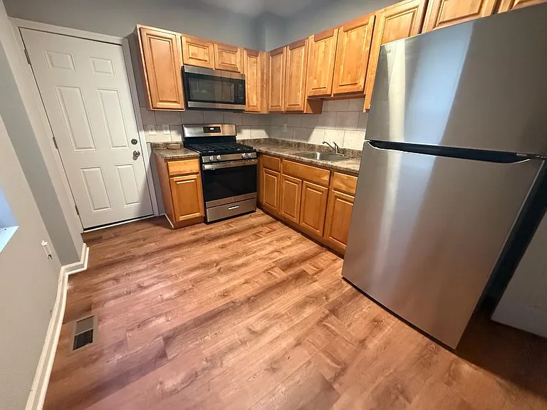 1322 W Victoria St — Photo 3