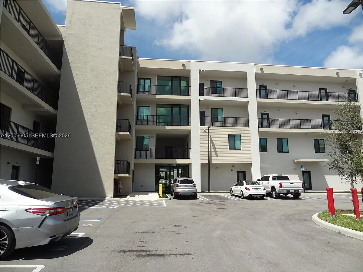 Building Photo - 4670 NW 84th Ave #44