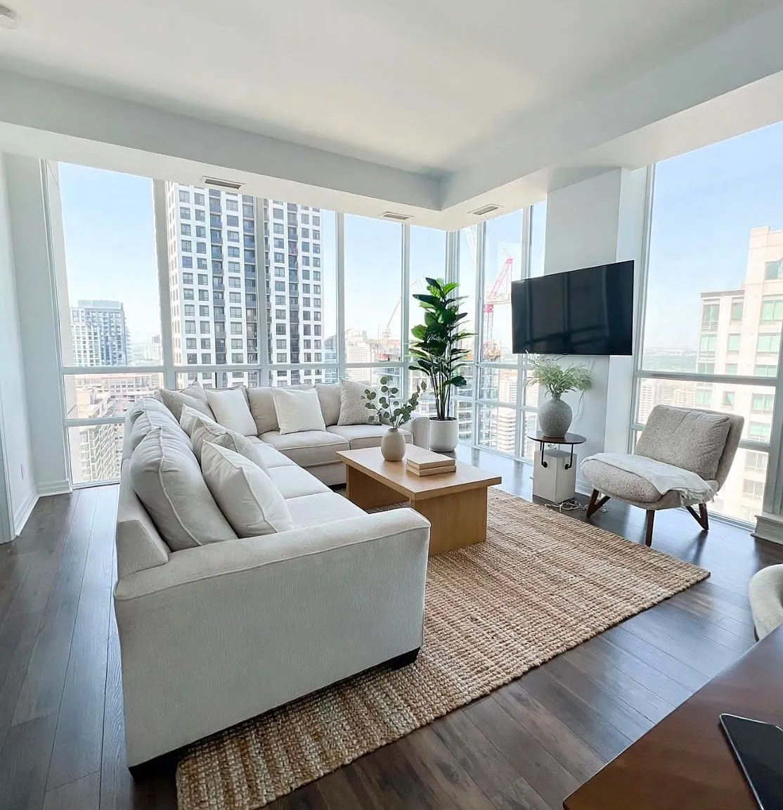 Eve Condos — Photo 1