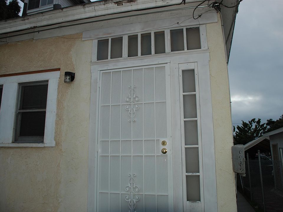 1st image of 2284 1/2 Irving Ave