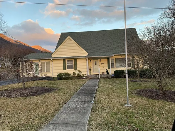 18 E 21st St N, Big Stone Gap, VA 24219