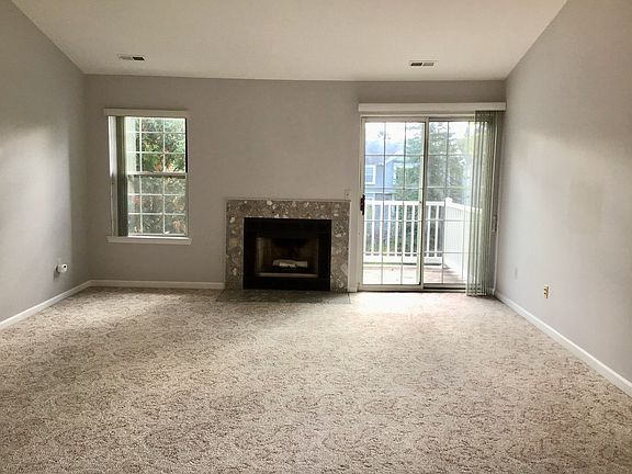 Living rm w/fireplace