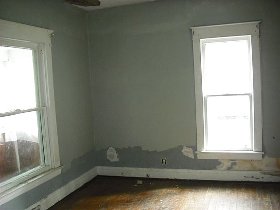 2nd image of 1605 Marine St