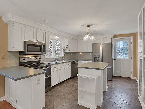 4th image of 1038 W 8th Ave S