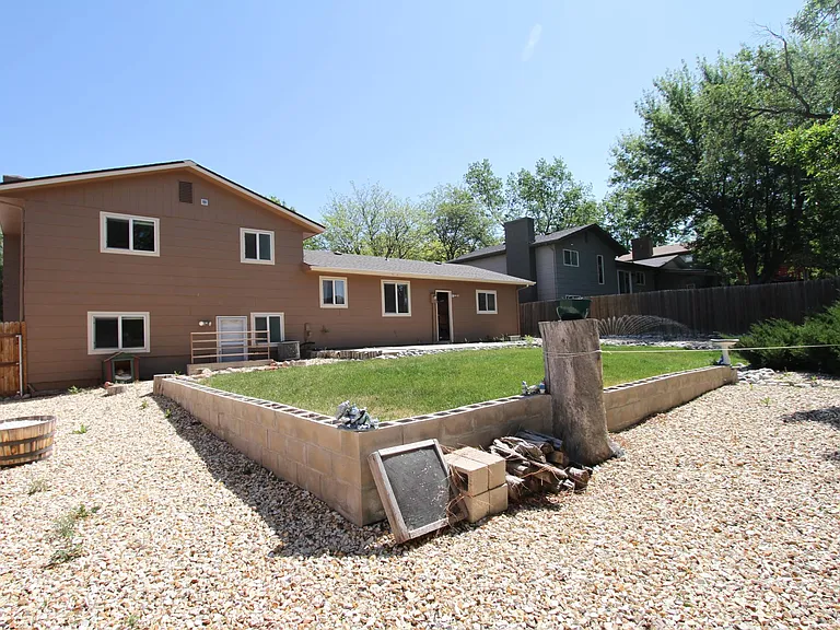 1085 Applewood Dr — Photo 10