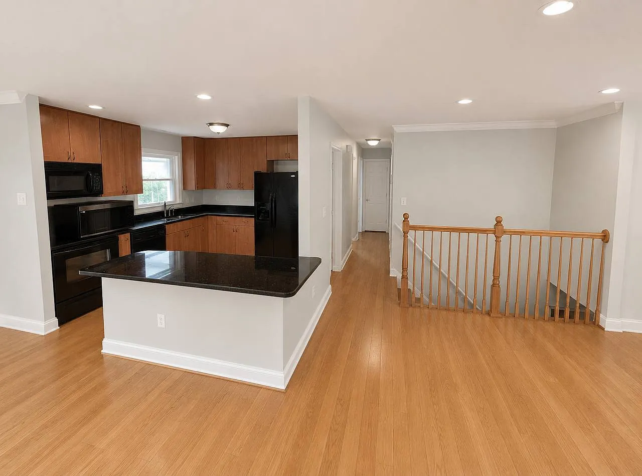 3 bed, 1000 sqft, $2,550 — Photo 2