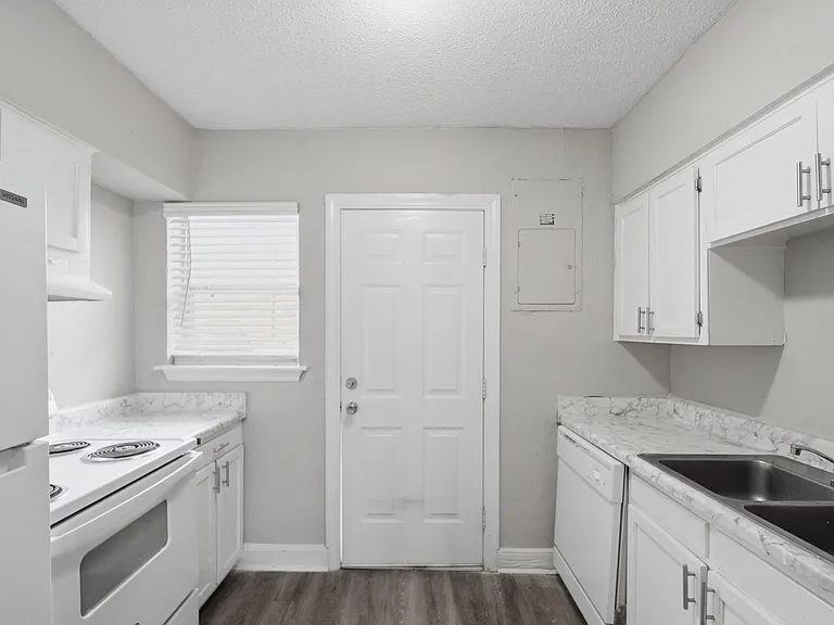 Millington Oaks Apartments — Photo 2