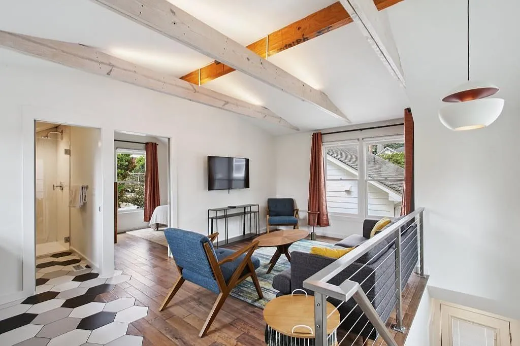 1 bed, 1.0 bath, 650 sqft, $2,300 — Photo 1