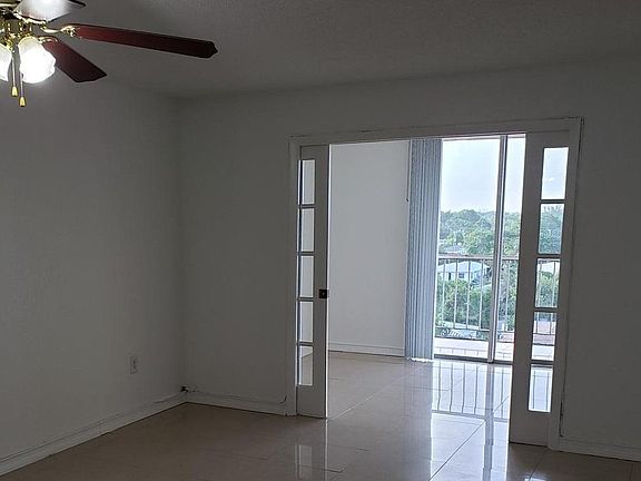 Extra room for office or dining