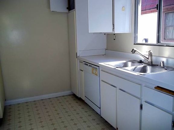 5th image of 129 S Manhattan Pl APT 4
