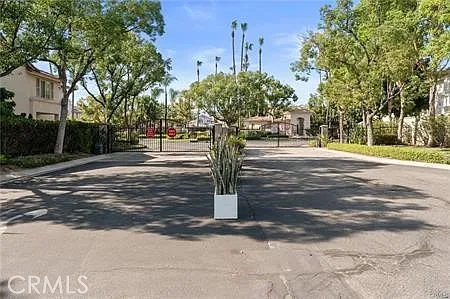 572 E Stephanie Dr — Photo 2